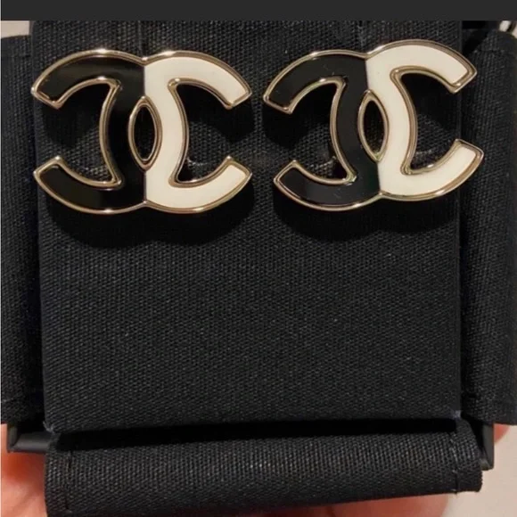 ❌SOLD❌CHANEL 23C Black & White XLarge CC logo stud earrings NEW w/TAGS & RECEIPT - Picture 1 of 13
